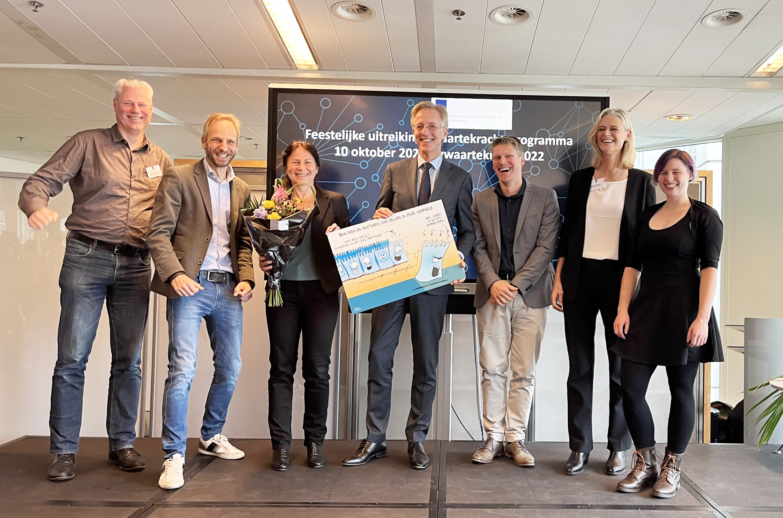 Sjoerd Stallinga, Jacco van Rheenen, Anna Akhmanova, Minister Robbert Dijkgraaf, Lukas Kapitein, Madelon Maurice and Janine McCaughey on stage.